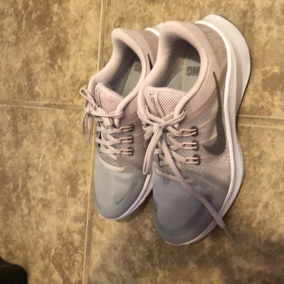Brand new Nike running shoes in rose/gray/ metallic color! - Picture 3 of 5